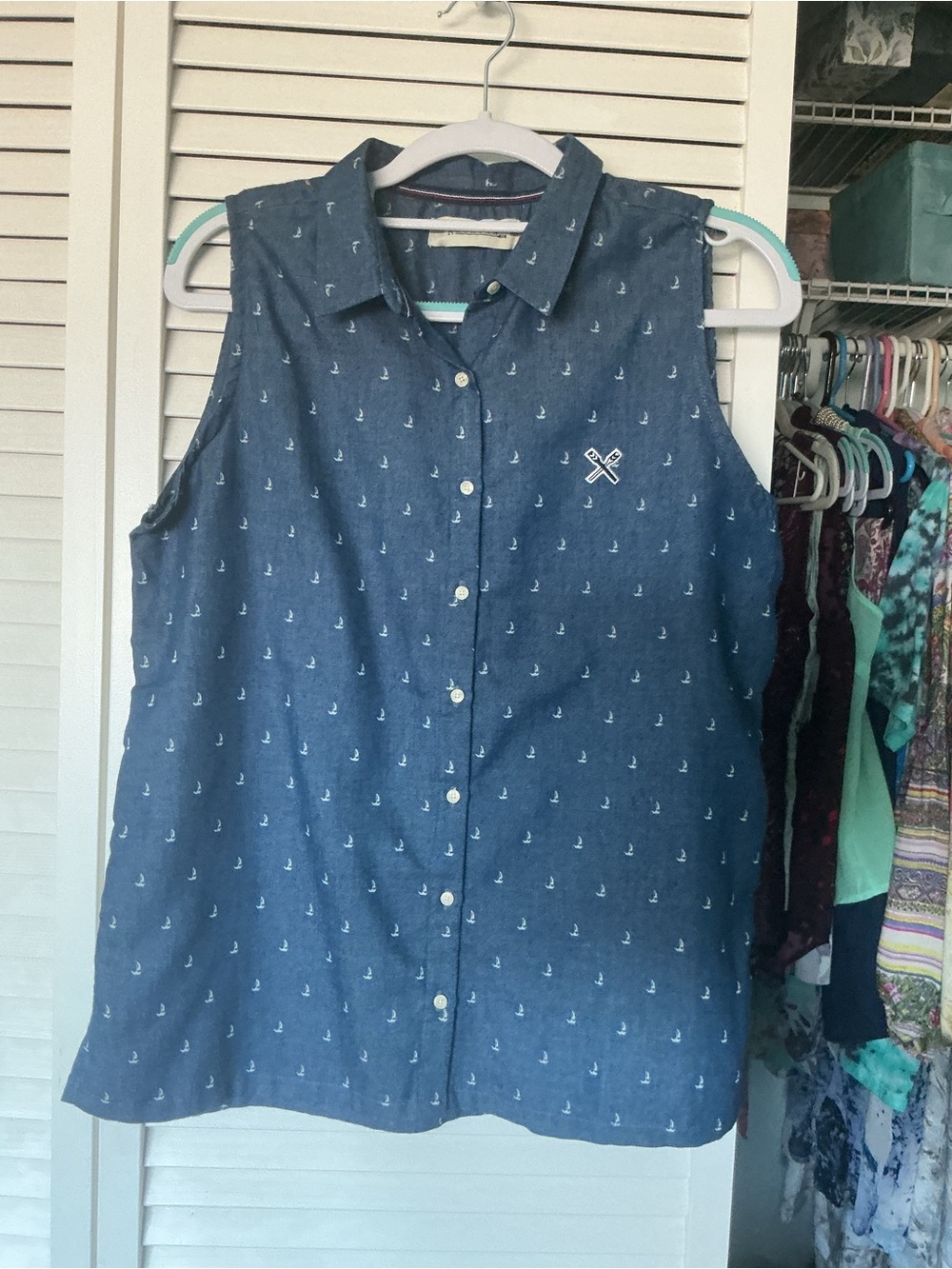 Navy Sleeveless Button-Up Sailboat Print Chambray，Size M